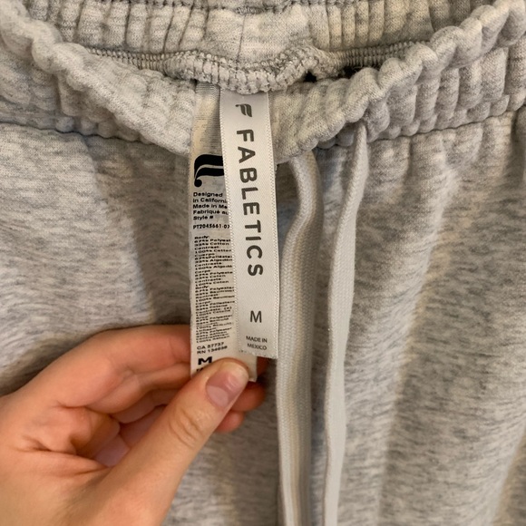 *flawed* Fabletics gray cropped sweatpants size medium - Picture 4 of 4